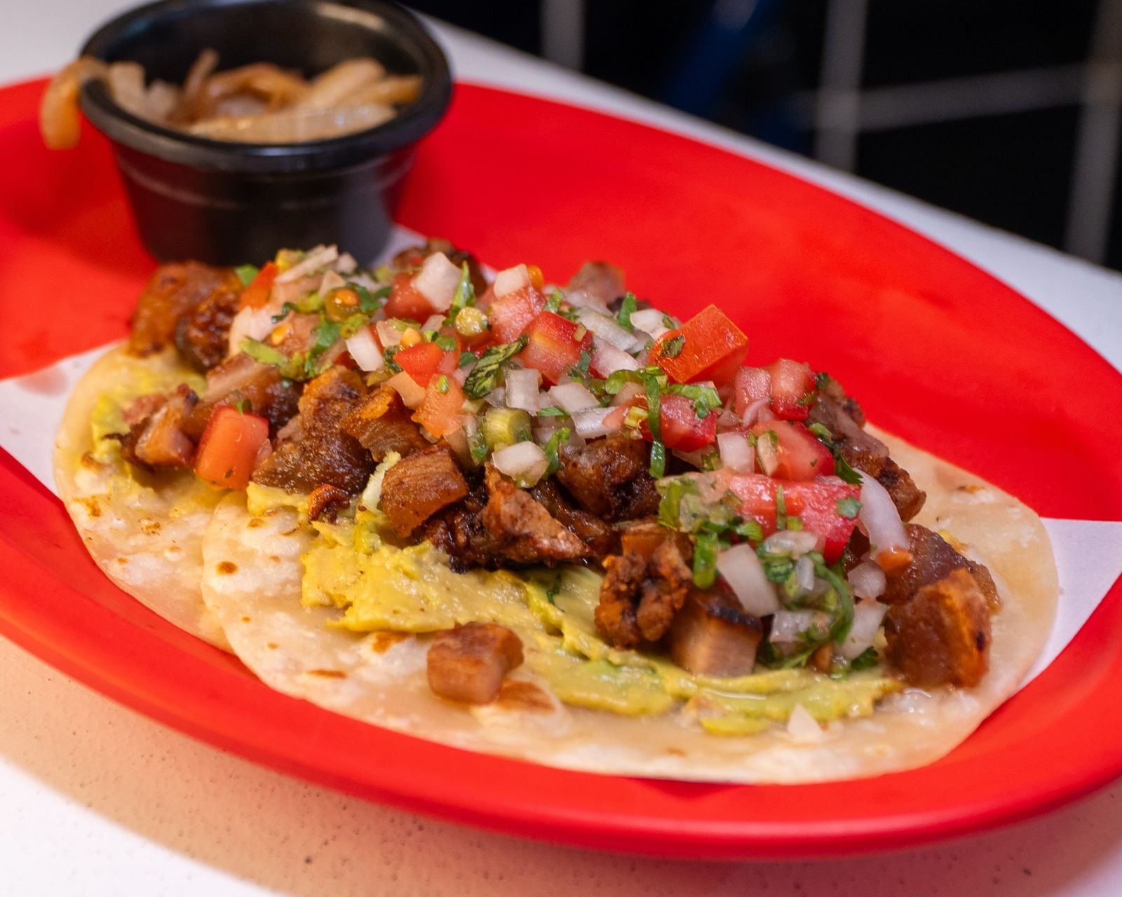 Tacos de asada con guacamole y pico de gallo