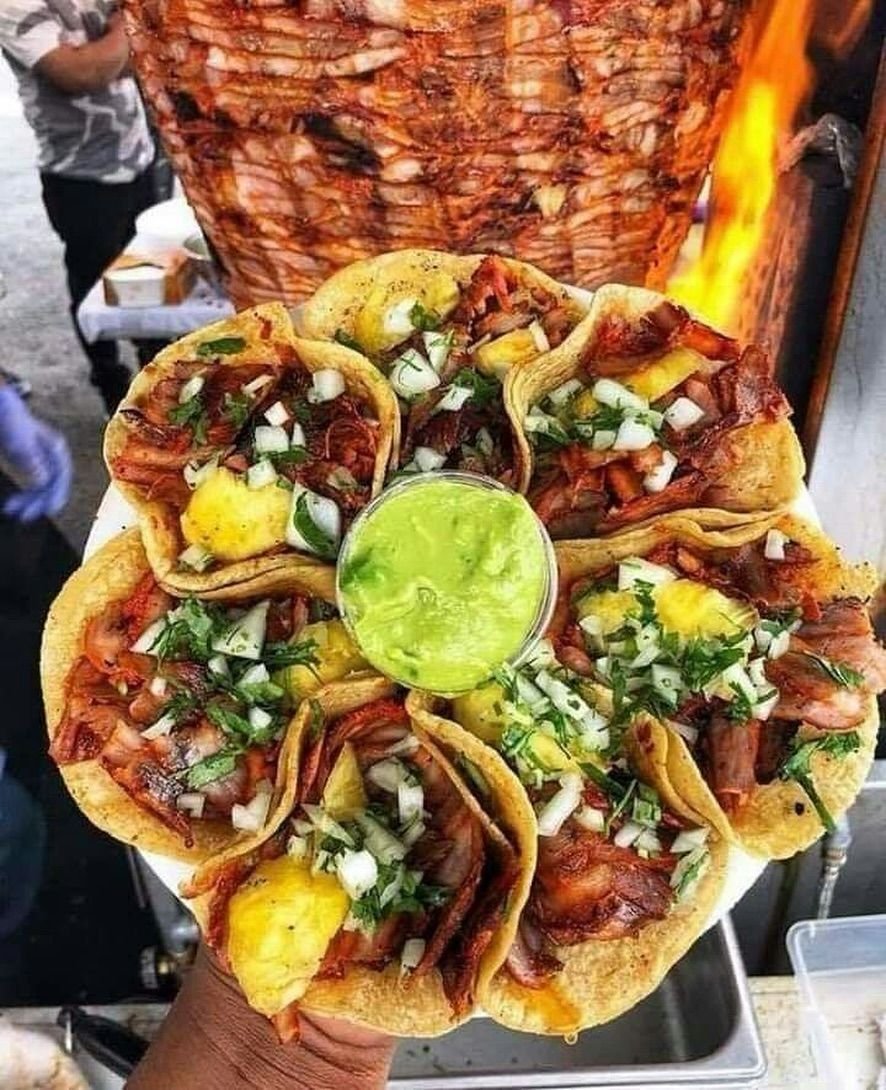 Orden de tacos al pastor en círculo alrededor de guacamole