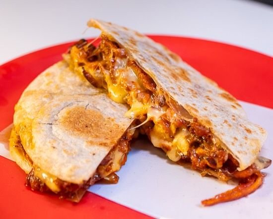 Gringa de harina con queso derretido y pastor
